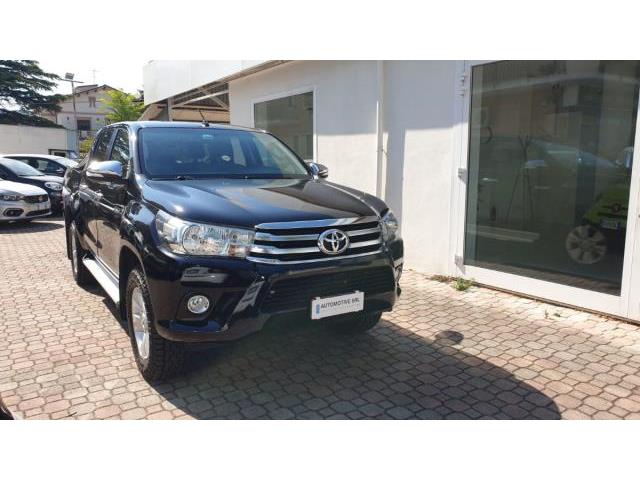 TOYOTA Hilux 2.4 D-4D 2WD 2p. SC