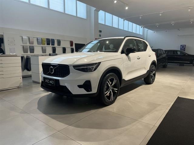 VOLVO XC40 B3 automatico Plus Dark